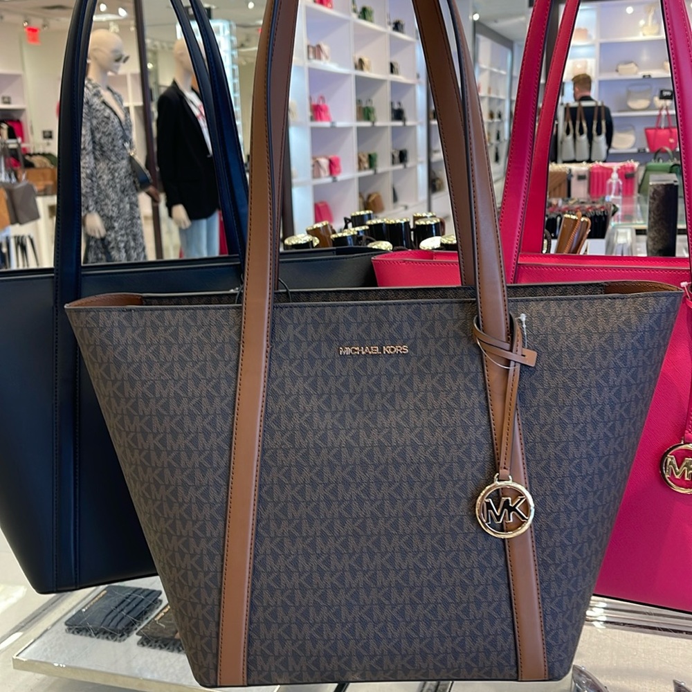 MICHAEL KORS
Pratt Large Signature Logo Tote Shoulder Bag
COLOR BROWN
NWT